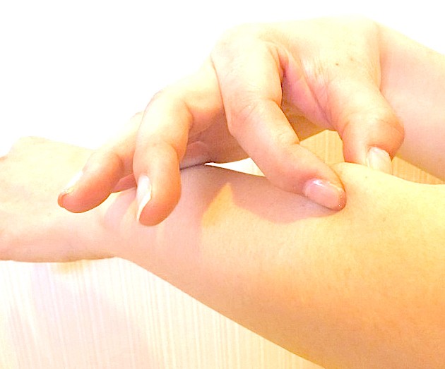 肌をつまむだけでキレイになる「整膚」美容がスゴイわけ