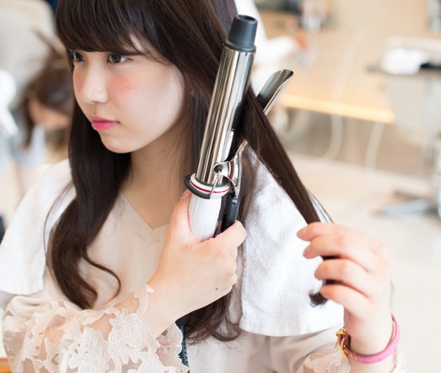 コテ巻で劇的に変化！可愛いと褒められる「大人のヘアアレンジ」