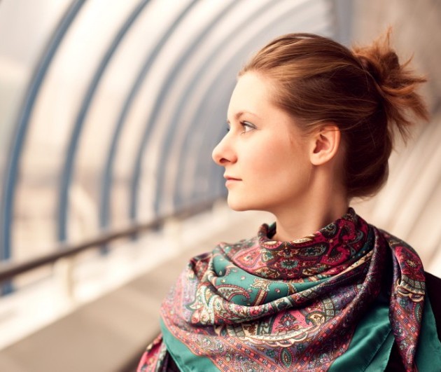 春はスカーフが大流行！押さえておきたいスカーフの「結び方」