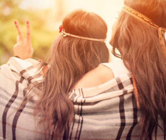 素敵ヘアアレンジがすぐにできる「バックカチューシャ」が流行!