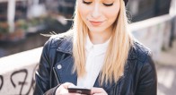 【目が…!】何時間スマホしてる?気づいたら「スマホ老眼」になっている人が続出!
