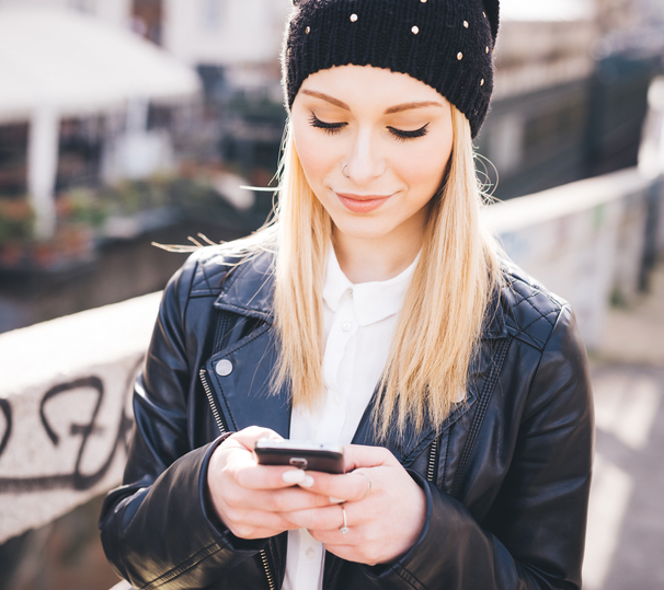 【目が…！】何時間スマホしてる？気づいたら「スマホ老眼」になっている人が続出！