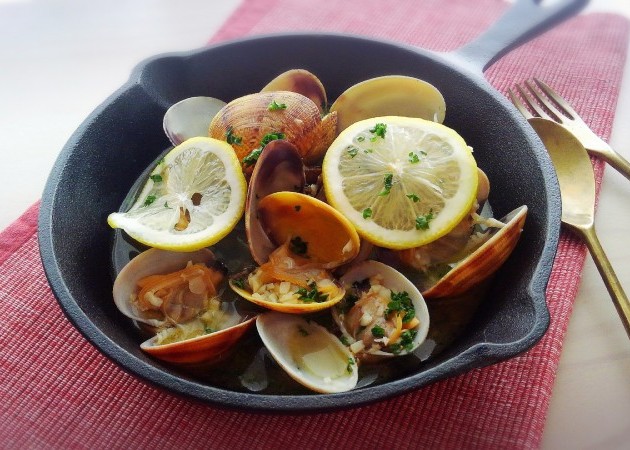 生理中の鉄分補給レシピ!フライパンだけでできる【あさりのレモン蒸し】