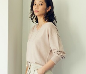 きちんと感も女らしさも欲しい！オフィスコーデに加えたい流行トップス特集