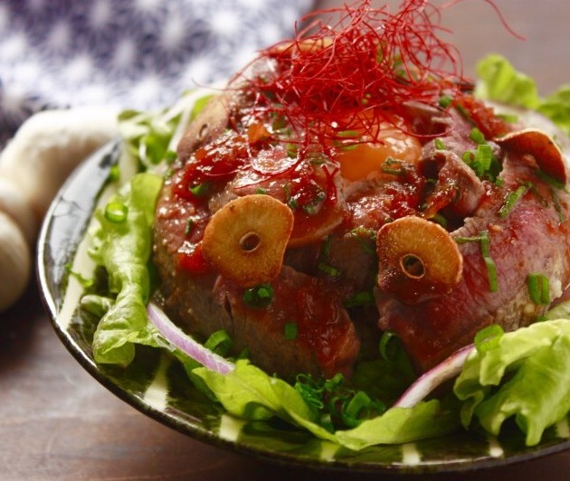 彼が大喜びする♡超がっつり!ステーキ肉を使った丼レシピ【1フライパン】