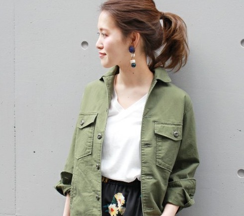 鉄板の定番色「カーキ」♡ミリタリーアイテムで大人っぽく取り入れるには？