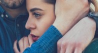 【ハグ中】私の頭臭ってる…?大人の頭皮のニオイを解消するクレンジング方法