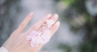 「指先老け」を阻止!でこぼこや縦筋…ネイルトラブルの原因と対策とは?
