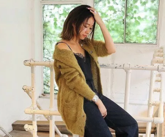 重くなりがちな冬コーデを救う！色っぽ上品なレース×カジュアル着こなし術