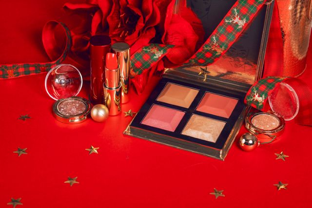  《2025年クリスマスコフレ》ロマンティックなホリデーメイクが楽しめるコスメセット3選
